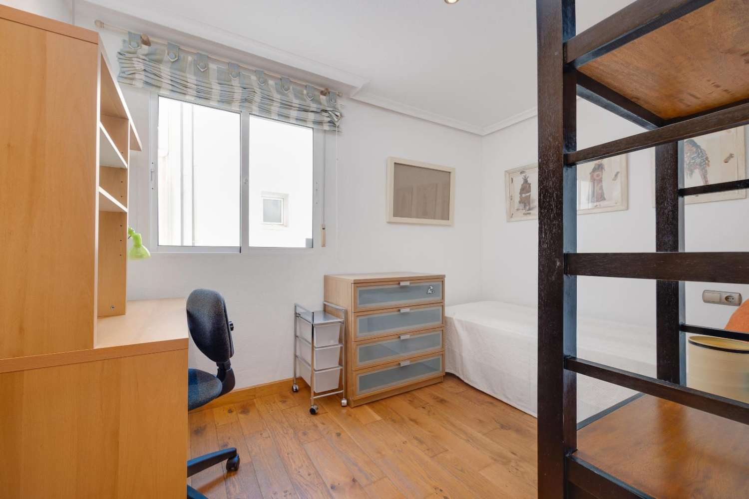 3-VÆRELSES PENTHOUSE I CENTRUM AF TORREVIEJA, MED 106 M² OG STORT POTENTIALE