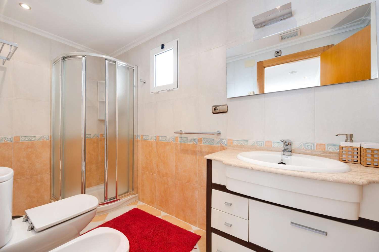 3-VÆRELSES PENTHOUSE I CENTRUM AF TORREVIEJA, MED 106 M² OG STORT POTENTIALE