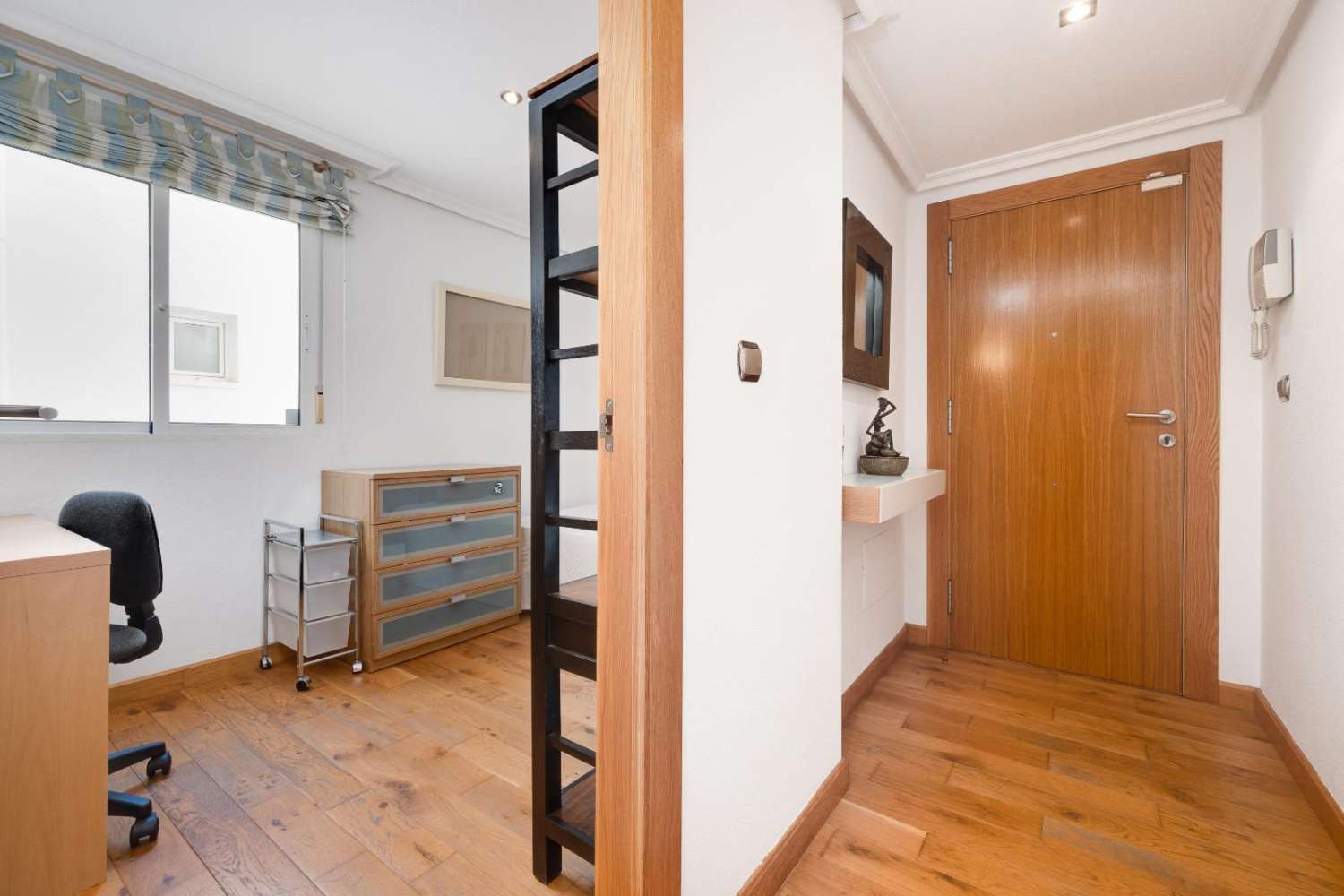 3-VÆRELSES PENTHOUSE I CENTRUM AF TORREVIEJA, MED 106 M² OG STORT POTENTIALE
