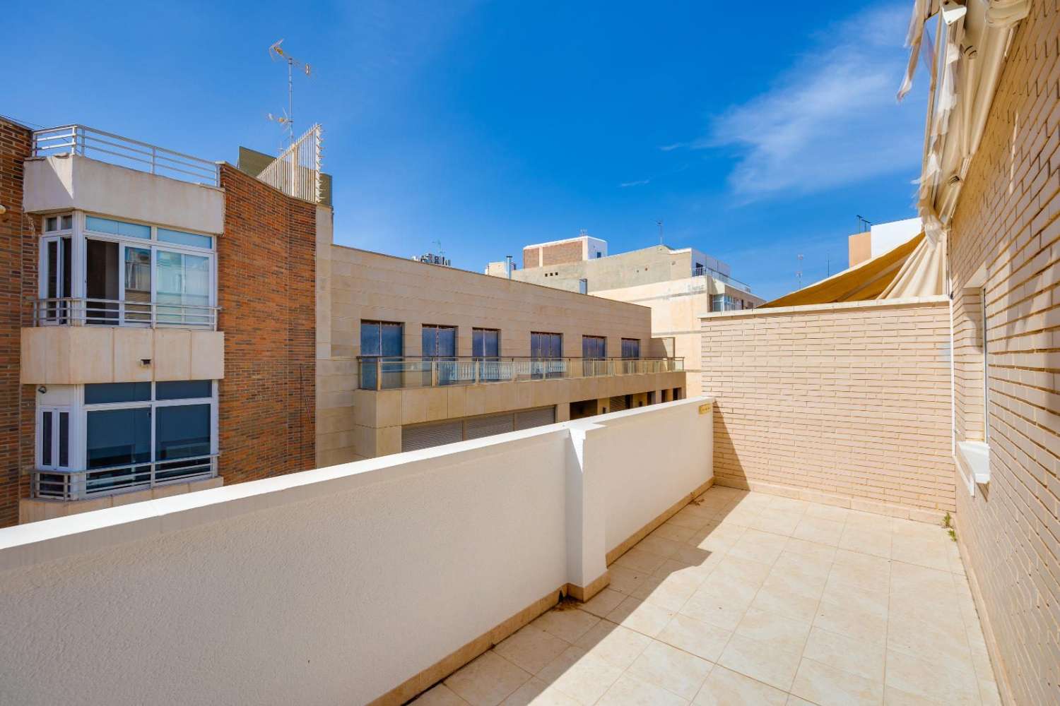 3-VÆRELSES PENTHOUSE I CENTRUM AF TORREVIEJA, MED 106 M² OG STORT POTENTIALE