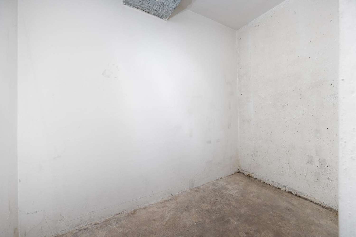 3-VÆRELSES PENTHOUSE I CENTRUM AF TORREVIEJA, MED 106 M² OG STORT POTENTIALE