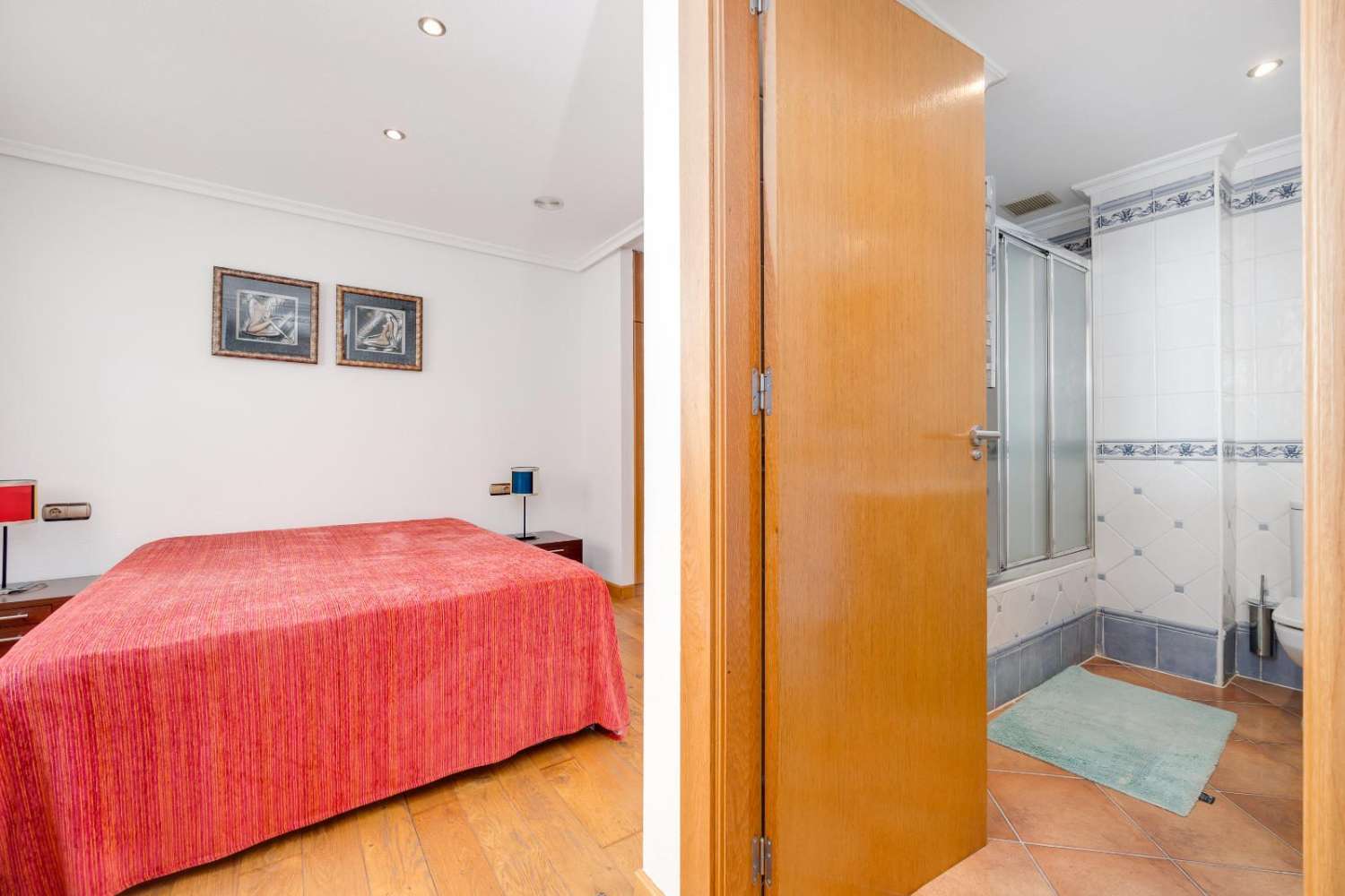 3-VÆRELSES PENTHOUSE I CENTRUM AF TORREVIEJA, MED 106 M² OG STORT POTENTIALE
