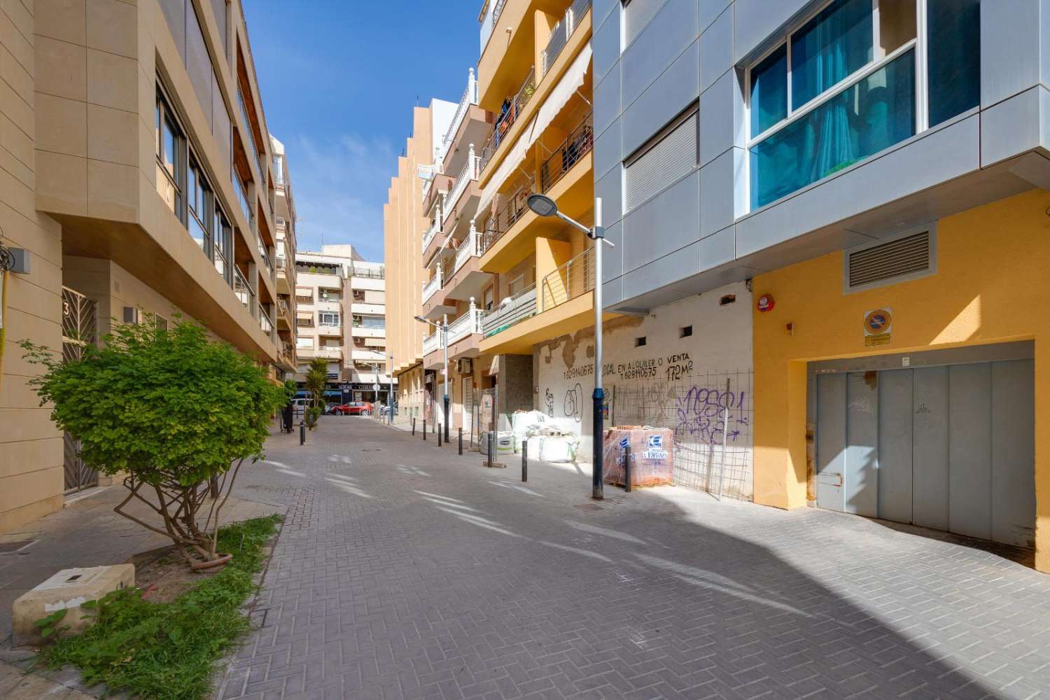 3-VÆRELSES PENTHOUSE I CENTRUM AF TORREVIEJA, MED 106 M² OG STORT POTENTIALE