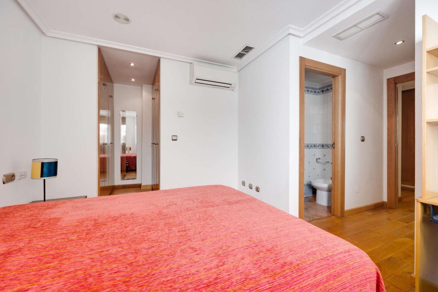 3-VÆRELSES PENTHOUSE I CENTRUM AF TORREVIEJA, MED 106 M² OG STORT POTENTIALE