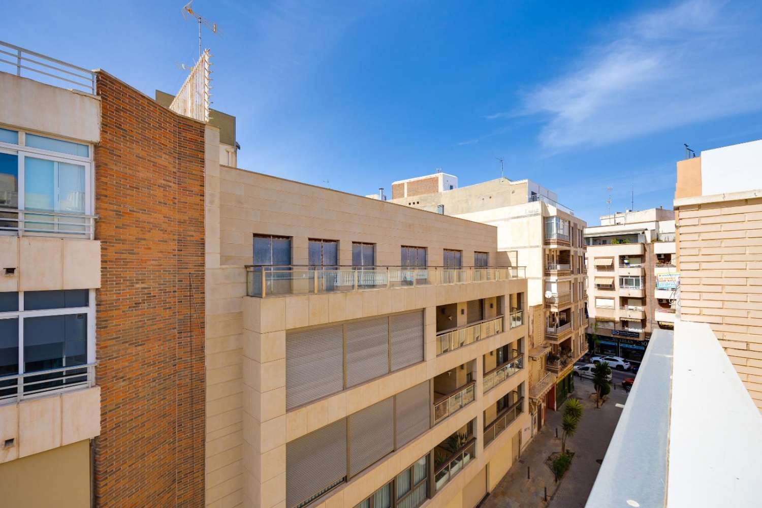 3-VÆRELSES PENTHOUSE I CENTRUM AF TORREVIEJA, MED 106 M² OG STORT POTENTIALE