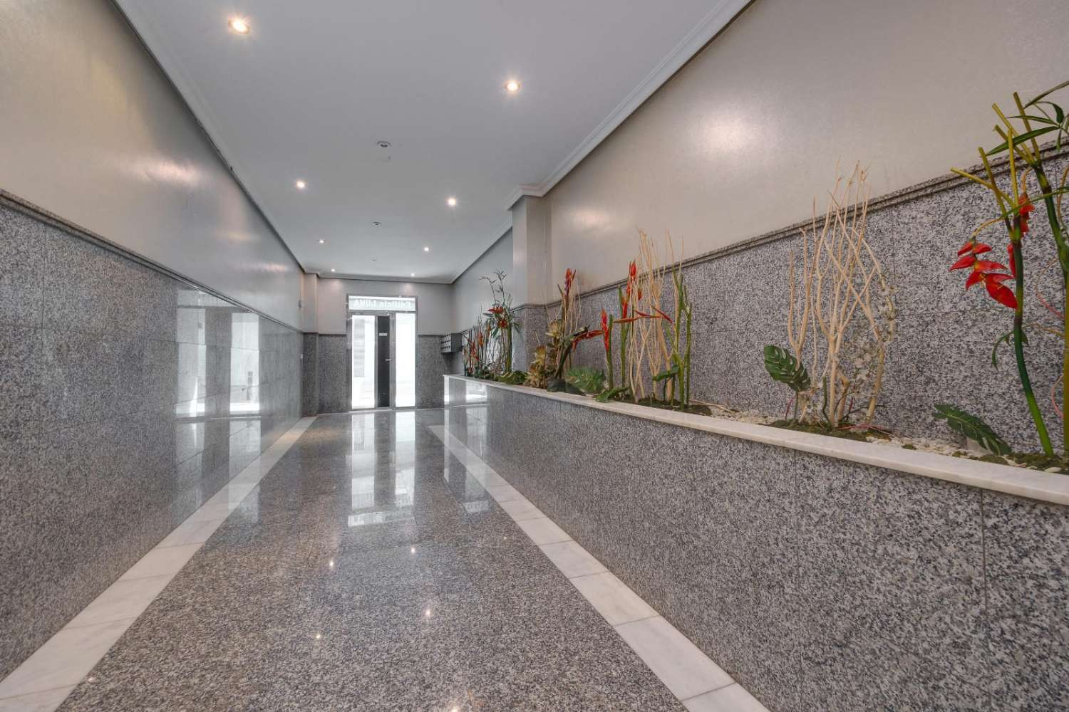 3-VÆRELSES PENTHOUSE I CENTRUM AF TORREVIEJA, MED 106 M² OG STORT POTENTIALE