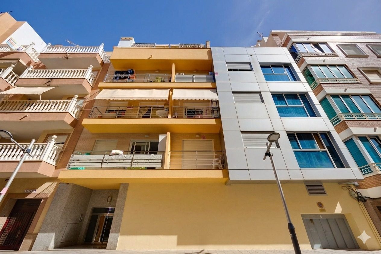 3-VÆRELSES PENTHOUSE I CENTRUM AF TORREVIEJA, MED 106 M² OG STORT POTENTIALE