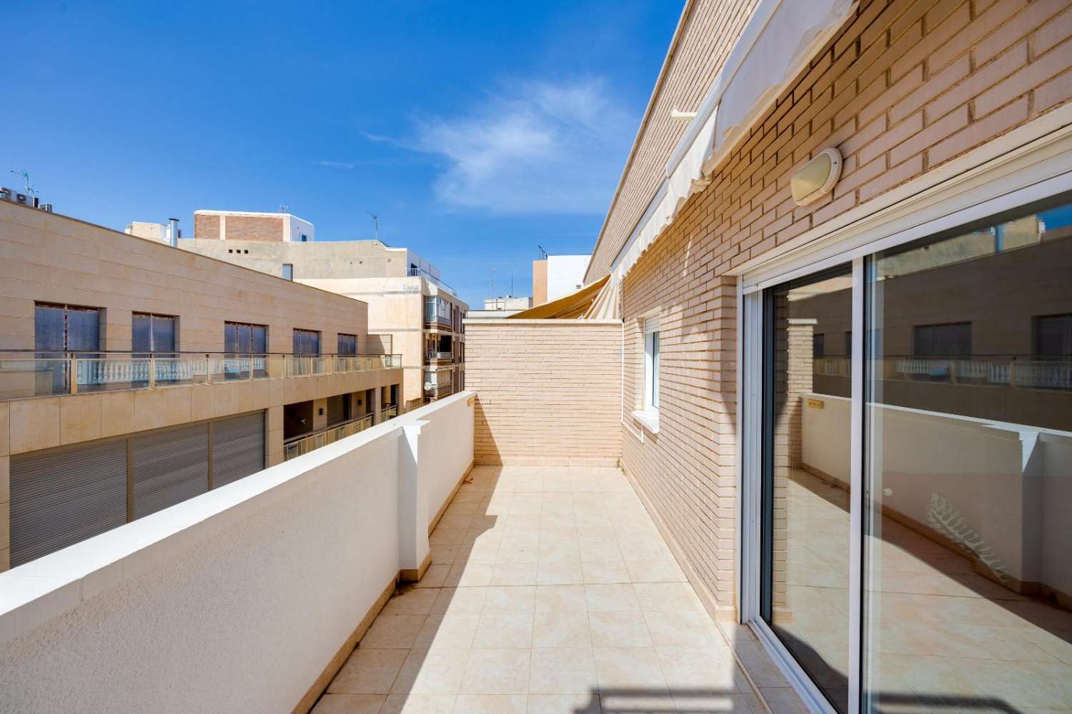 3-VÆRELSES PENTHOUSE I CENTRUM AF TORREVIEJA, MED 106 M² OG STORT POTENTIALE