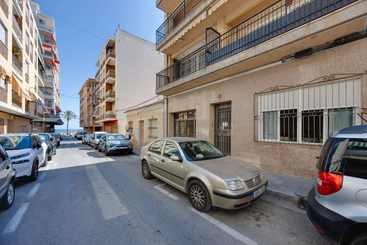 STUEETAGE FÅ METER FRA PLAYA DEL CURA, TORREVIEJA – 3 SOVEVÆRELSER