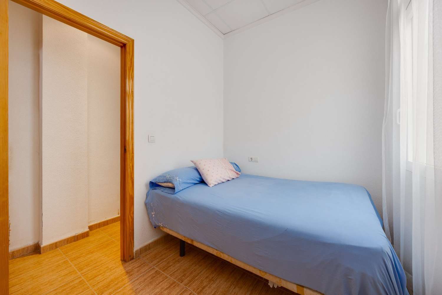 STUEETAGE FÅ METER FRA PLAYA DEL CURA, TORREVIEJA – 3 SOVEVÆRELSER