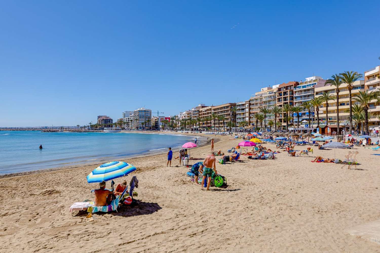 STUEETAGE FÅ METER FRA PLAYA DEL CURA, TORREVIEJA – 3 SOVEVÆRELSER