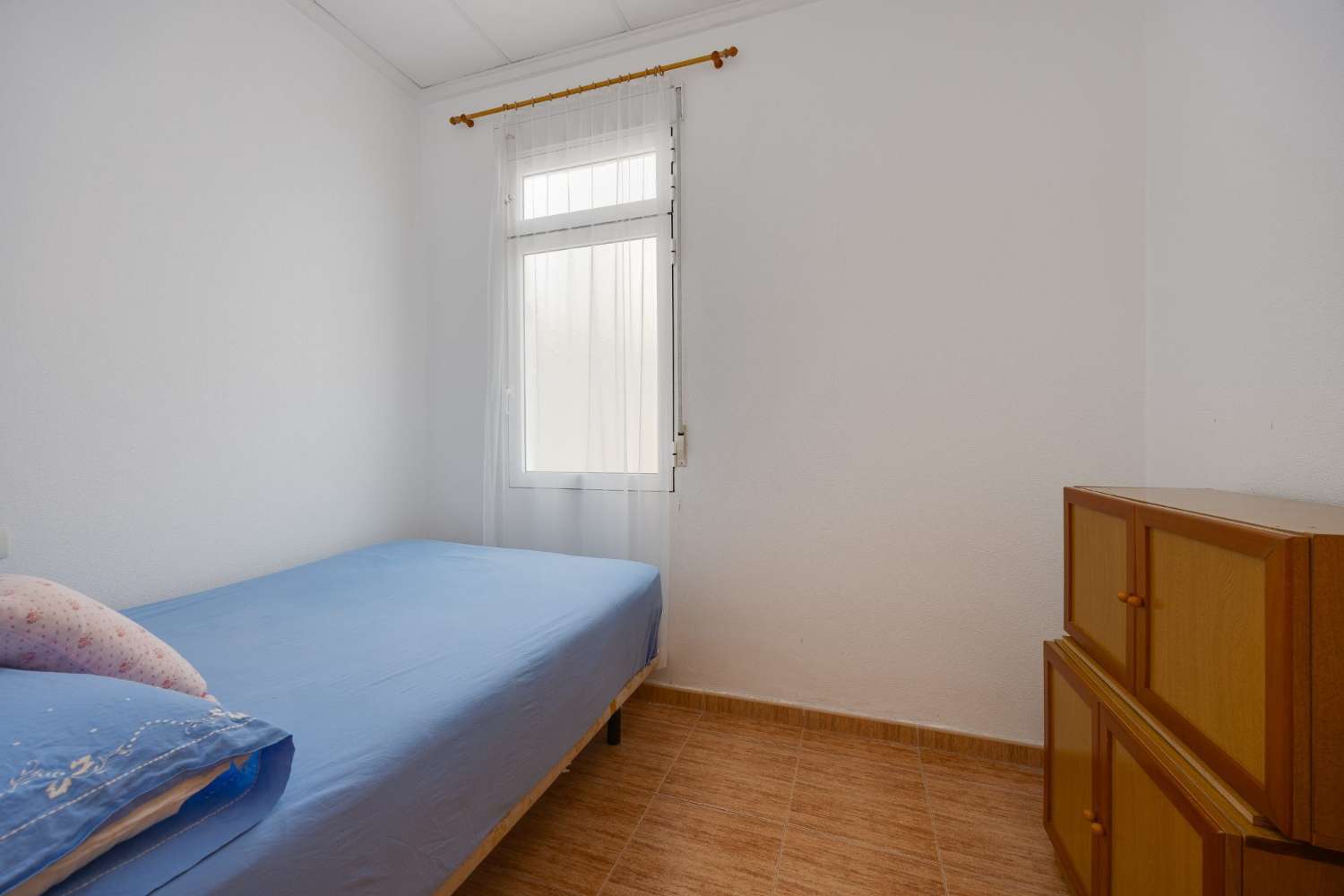 STUEETAGE FÅ METER FRA PLAYA DEL CURA, TORREVIEJA – 3 SOVEVÆRELSER