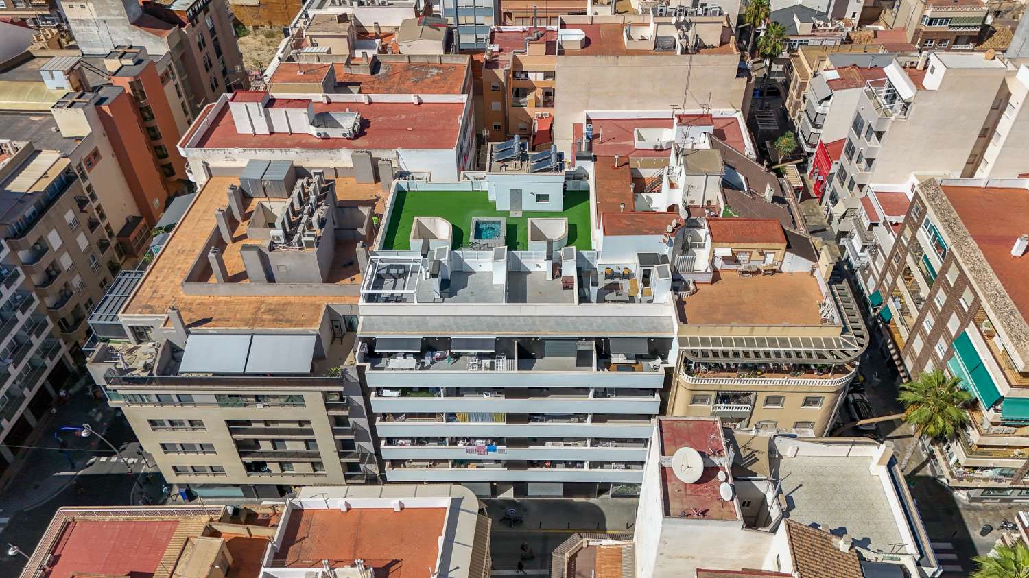 NYBYGGET PENTHOUSE MED PRIVAT SOLARIUM, SAUNA OG GARAGE I CENTRUM AF TORREVIEJA