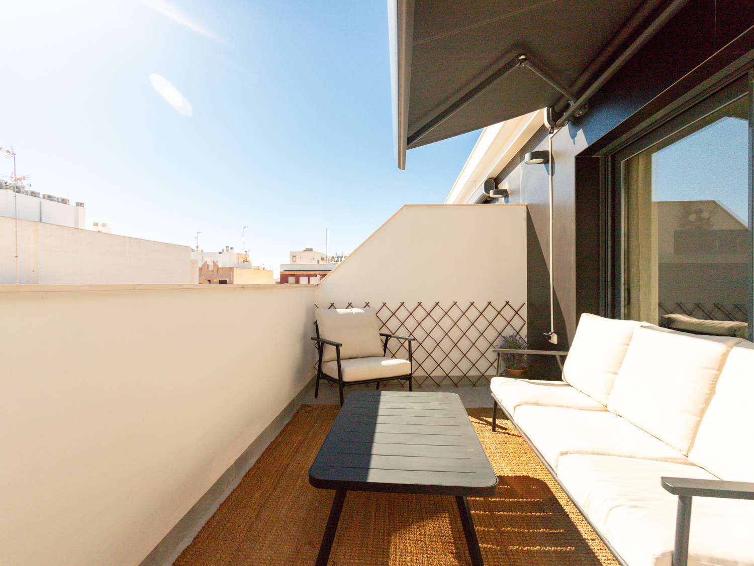 NYBYGGET PENTHOUSE MED PRIVAT SOLARIUM, SAUNA OG GARAGE I CENTRUM AF TORREVIEJA