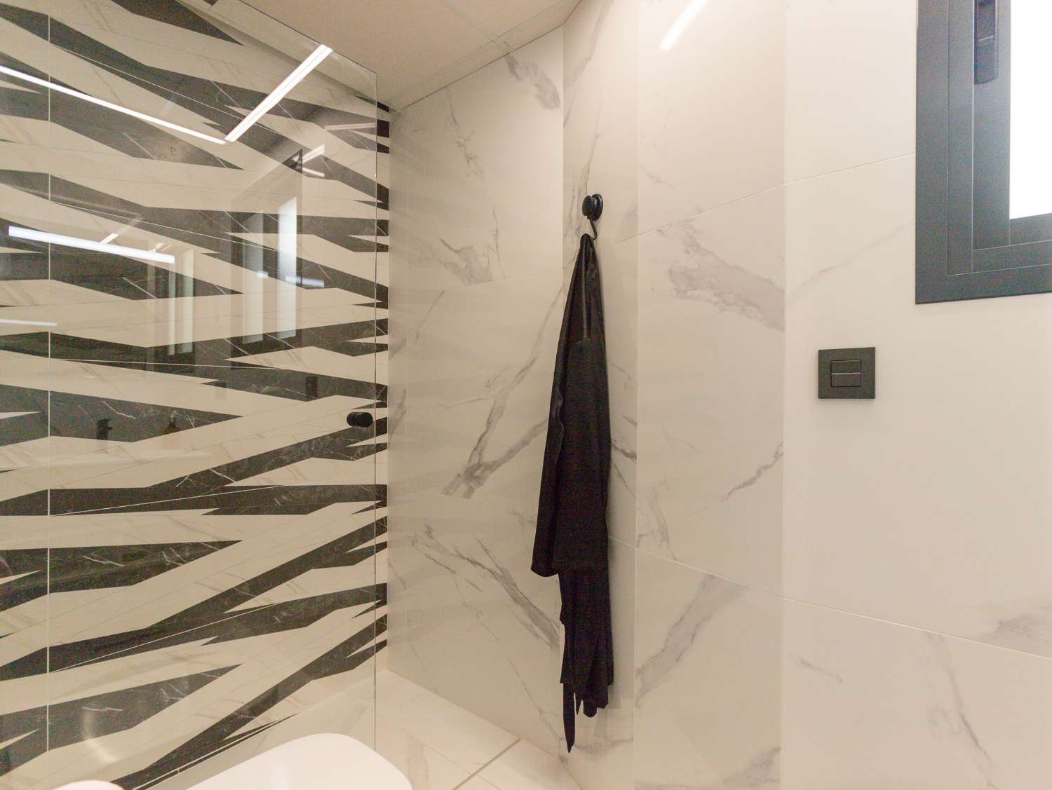 NYBYGGET PENTHOUSE MED PRIVAT SOLARIUM, SAUNA OG GARAGE I CENTRUM AF TORREVIEJA