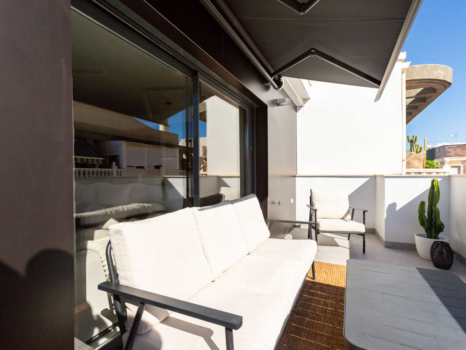 NYBYGGET PENTHOUSE MED PRIVAT SOLARIUM, SAUNA OG GARAGE I CENTRUM AF TORREVIEJA