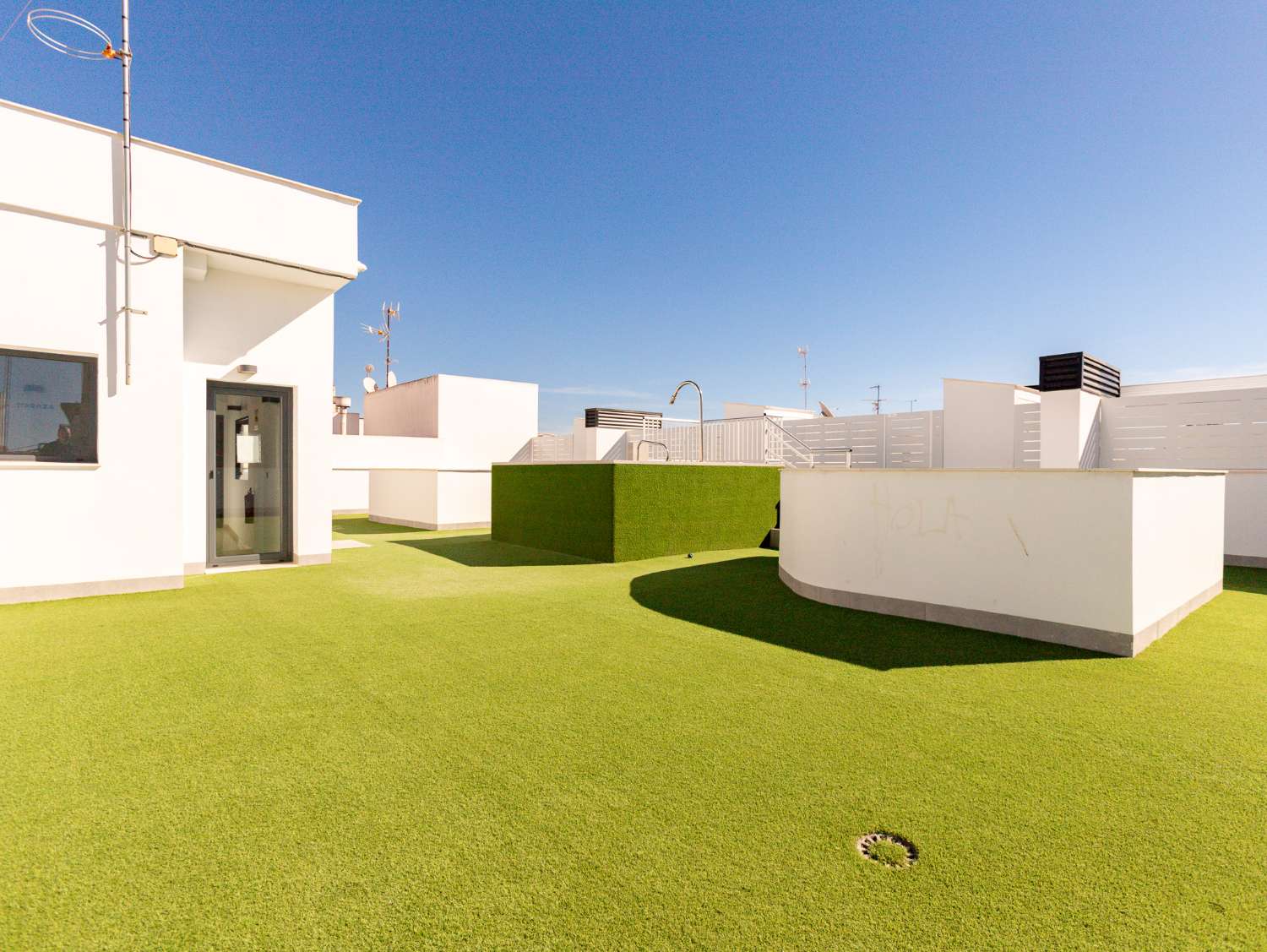 NYBYGGET PENTHOUSE MED PRIVAT SOLARIUM, SAUNA OG GARAGE I CENTRUM AF TORREVIEJA