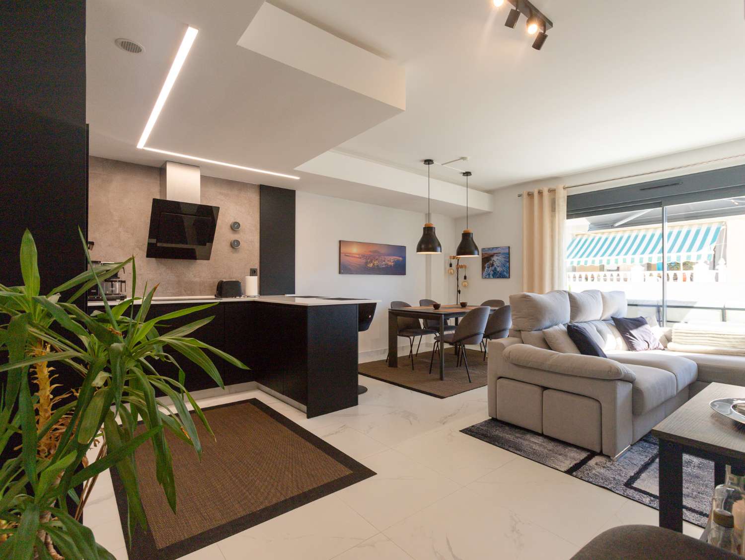 NYBYGGET PENTHOUSE MED PRIVAT SOLARIUM, SAUNA OG GARAGE I CENTRUM AF TORREVIEJA