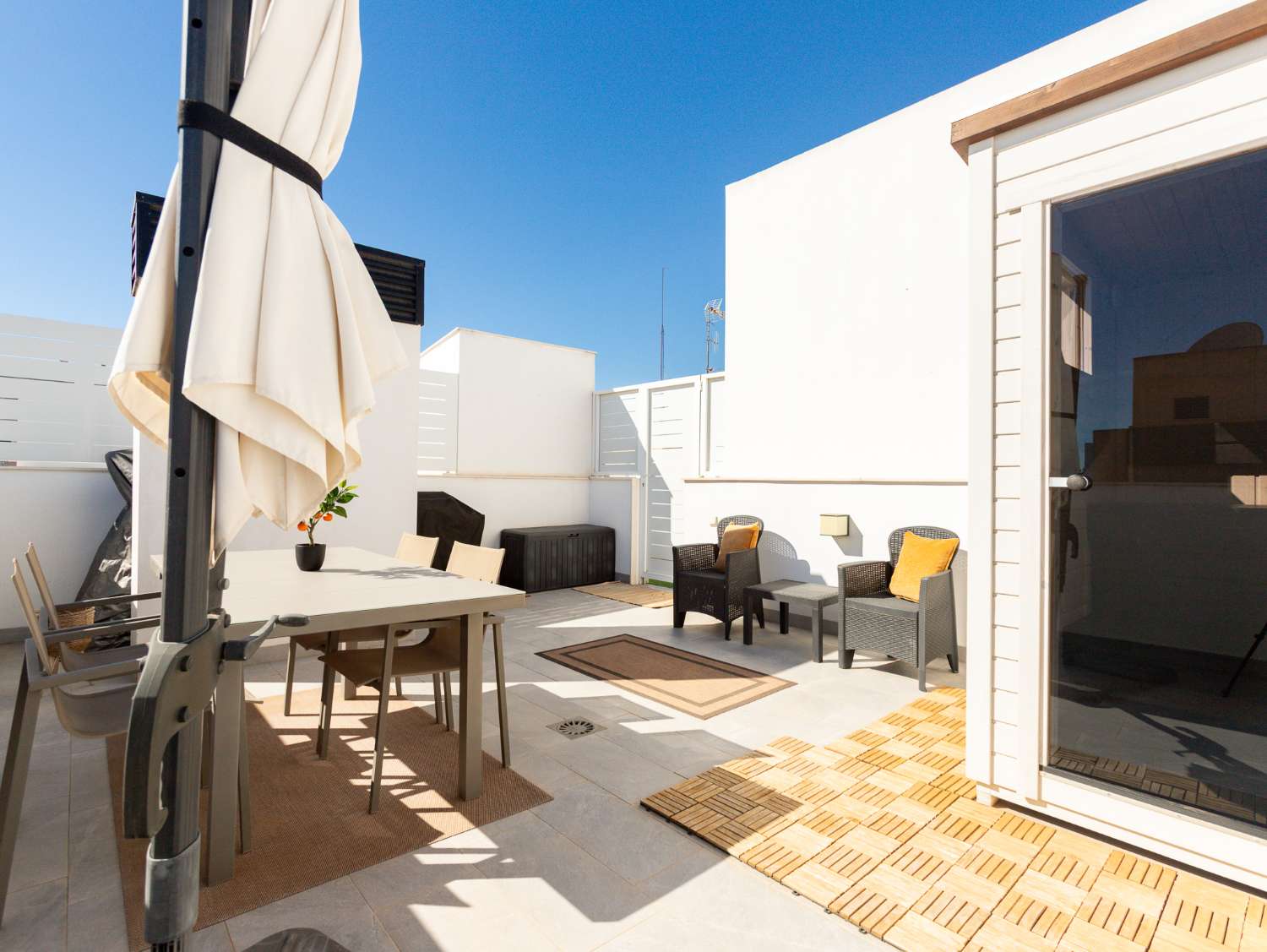 NYBYGGET PENTHOUSE MED PRIVAT SOLARIUM, SAUNA OG GARAGE I CENTRUM AF TORREVIEJA