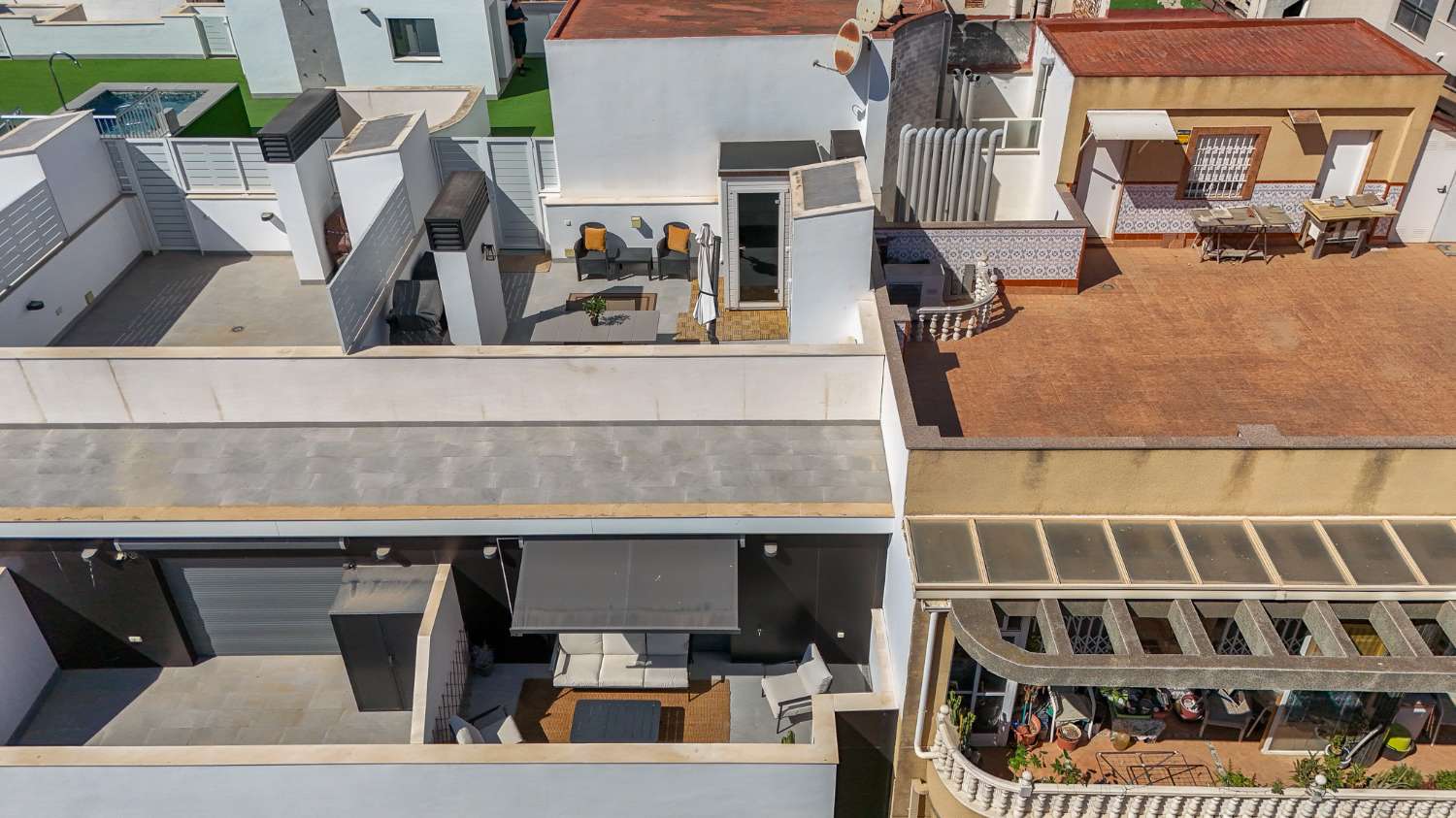 NYBYGGET PENTHOUSE MED PRIVAT SOLARIUM, SAUNA OG GARAGE I CENTRUM AF TORREVIEJA