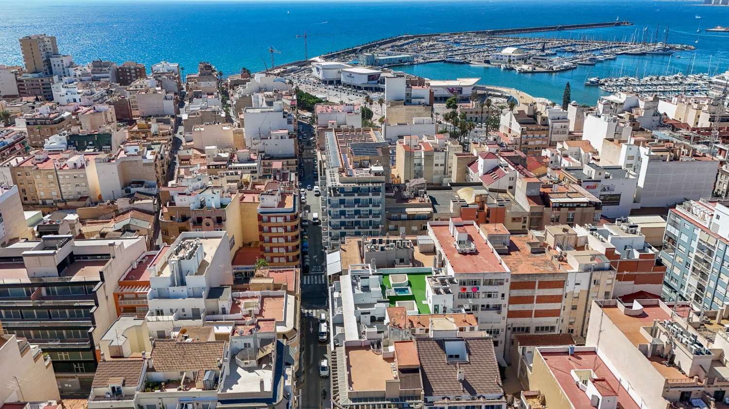 NYBYGGET PENTHOUSE MED PRIVAT SOLARIUM, SAUNA OG GARAGE I CENTRUM AF TORREVIEJA
