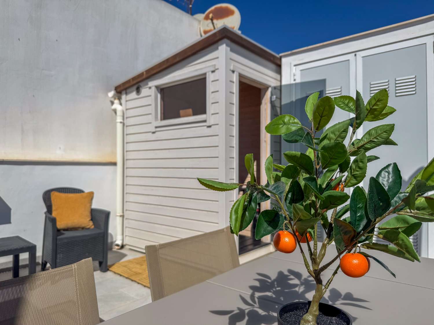 NYBYGGET PENTHOUSE MED PRIVAT SOLARIUM, SAUNA OG GARAGE I CENTRUM AF TORREVIEJA