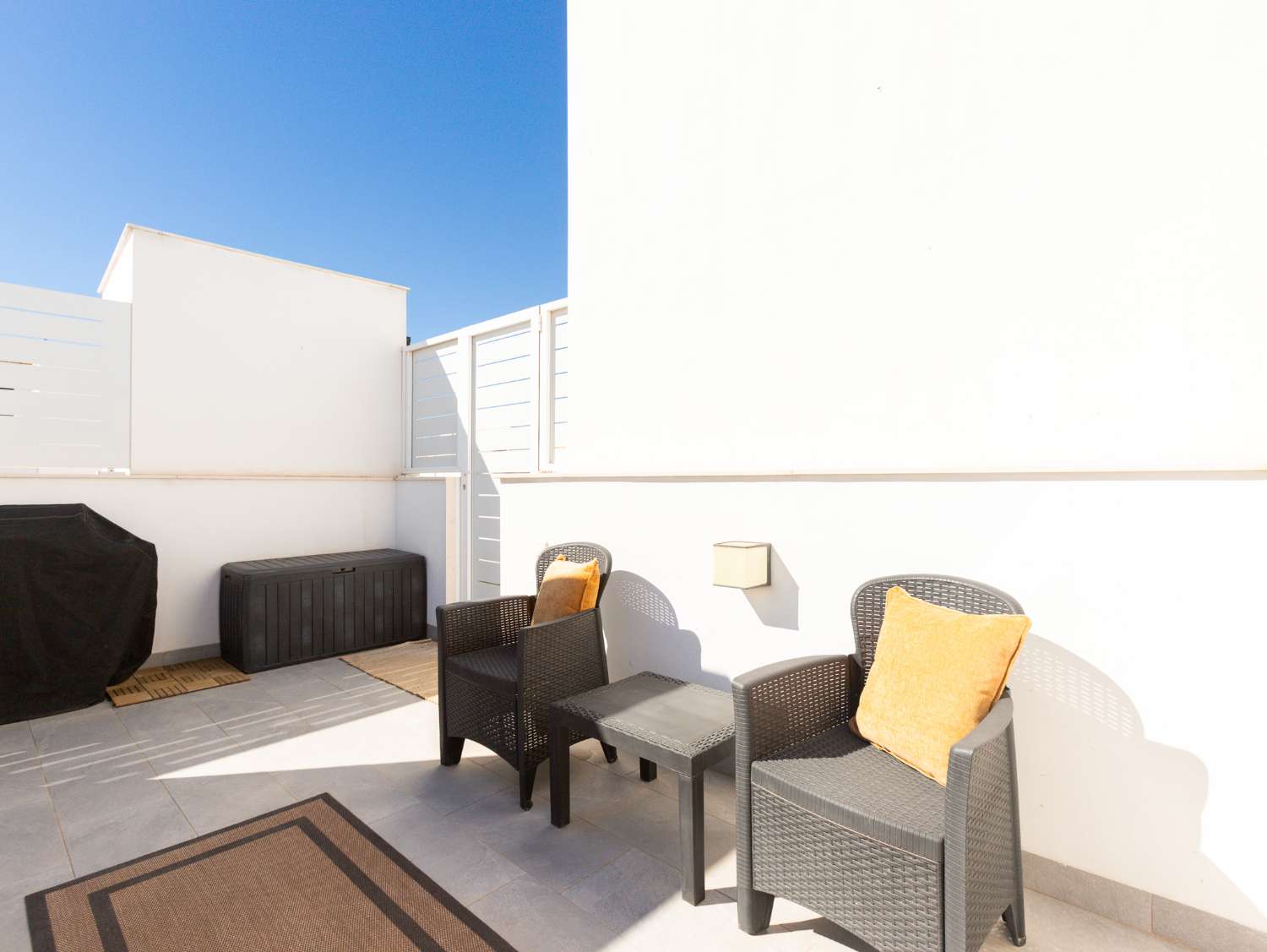 NYBYGGET PENTHOUSE MED PRIVAT SOLARIUM, SAUNA OG GARAGE I CENTRUM AF TORREVIEJA