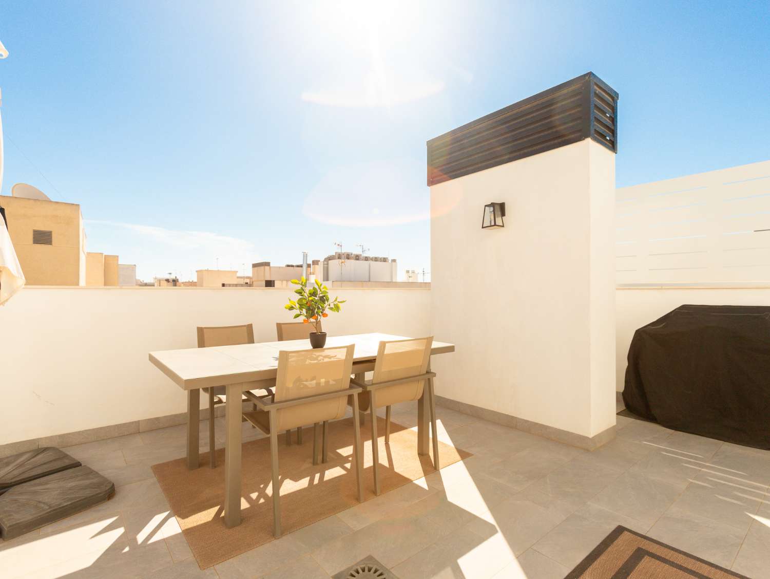 NYBYGGET PENTHOUSE MED PRIVAT SOLARIUM, SAUNA OG GARAGE I CENTRUM AF TORREVIEJA