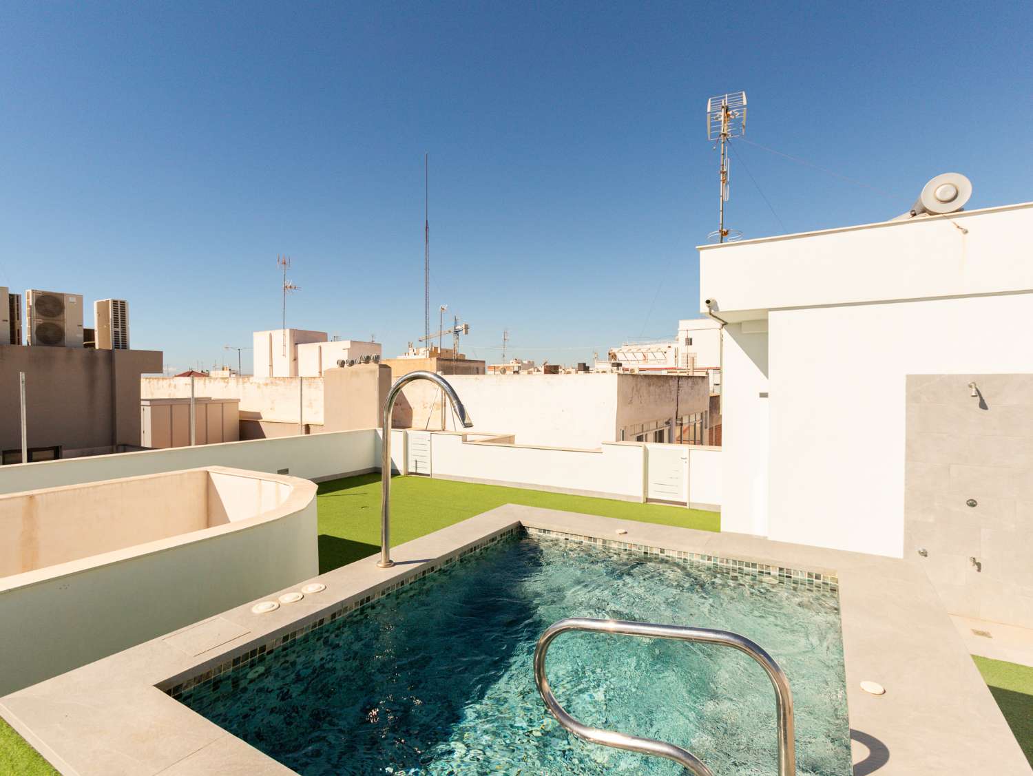NYBYGGET PENTHOUSE MED PRIVAT SOLARIUM, SAUNA OG GARAGE I CENTRUM AF TORREVIEJA