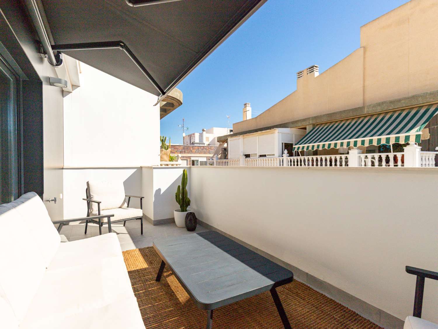 NYBYGGET PENTHOUSE MED PRIVAT SOLARIUM, SAUNA OG GARAGE I CENTRUM AF TORREVIEJA