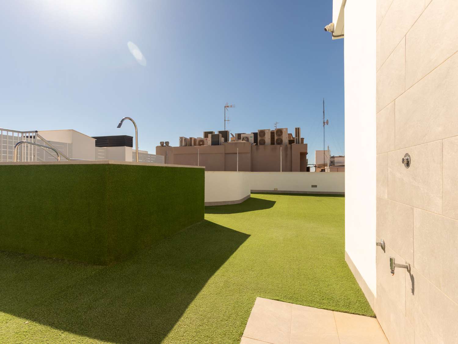 NYBYGGET PENTHOUSE MED PRIVAT SOLARIUM, SAUNA OG GARAGE I CENTRUM AF TORREVIEJA