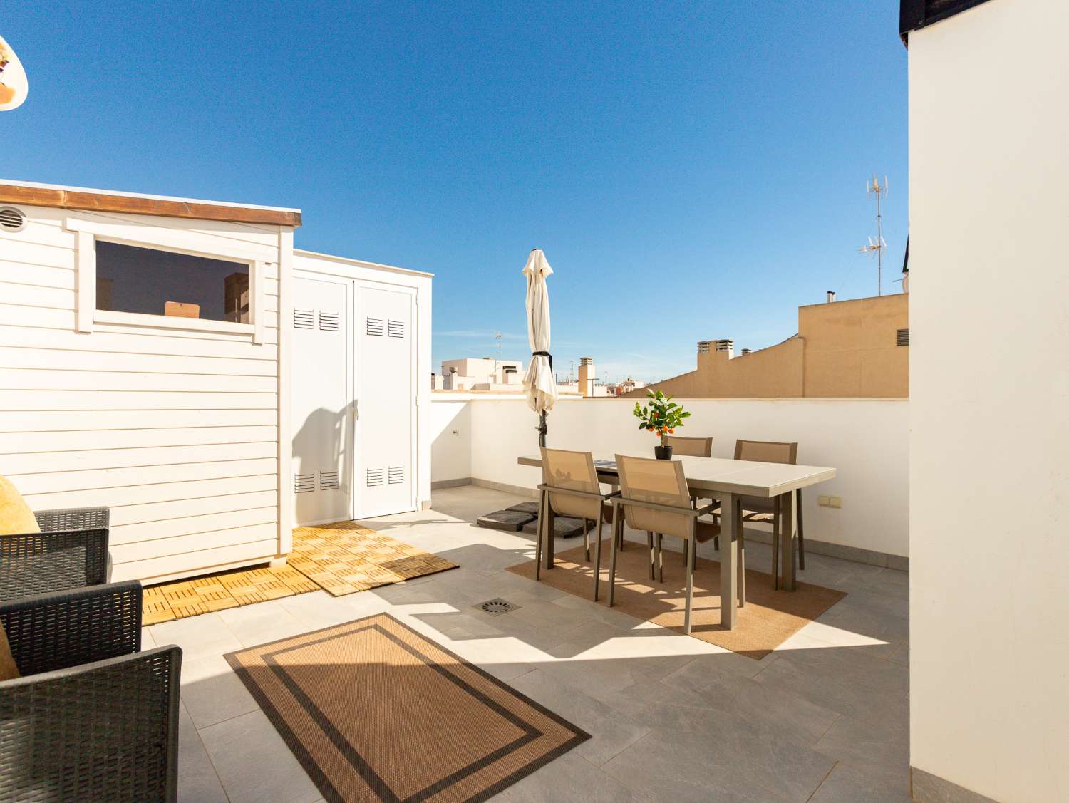 NYBYGGET PENTHOUSE MED PRIVAT SOLARIUM, SAUNA OG GARAGE I CENTRUM AF TORREVIEJA