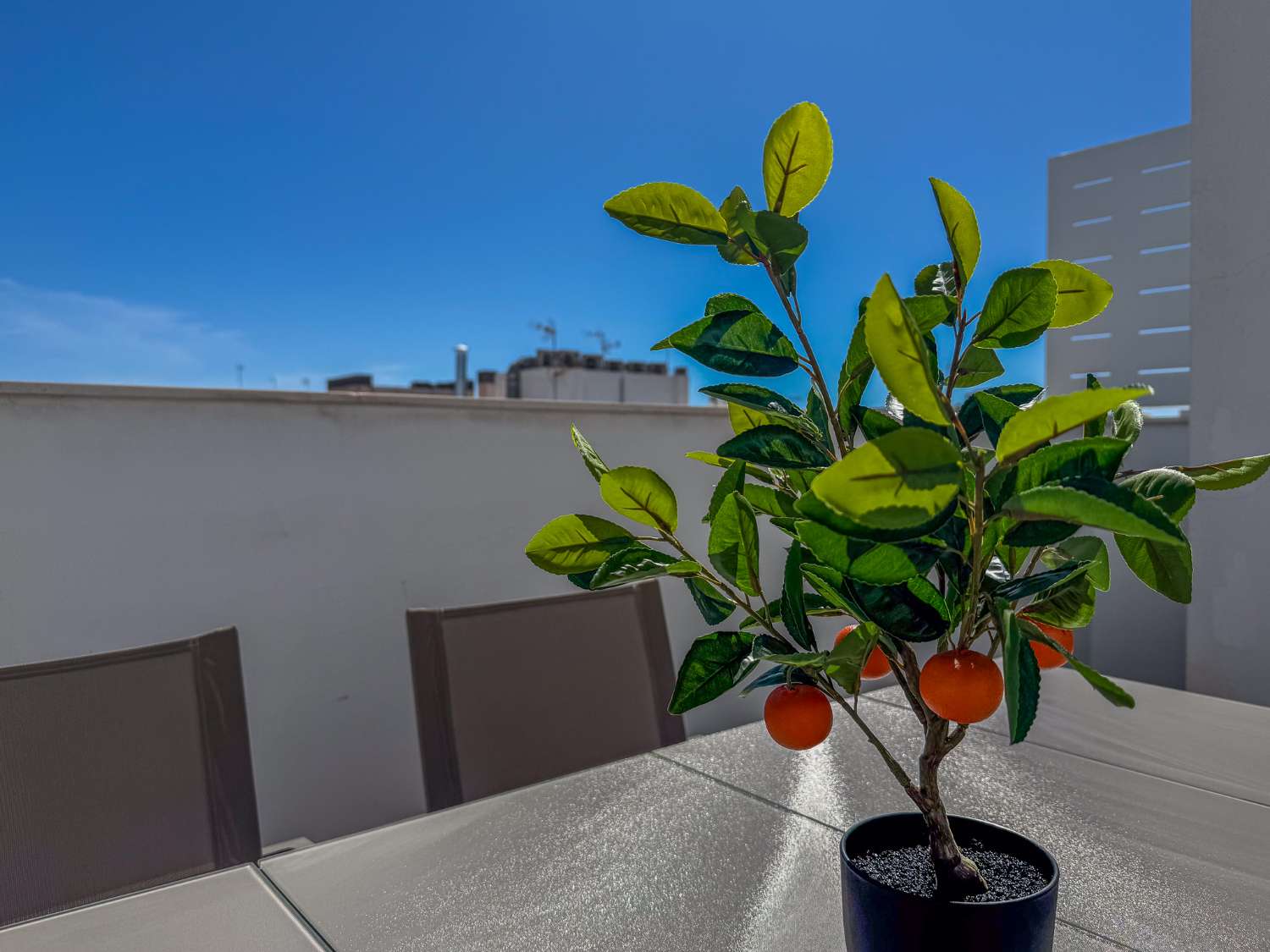 NYBYGGET PENTHOUSE MED PRIVAT SOLARIUM, SAUNA OG GARAGE I CENTRUM AF TORREVIEJA