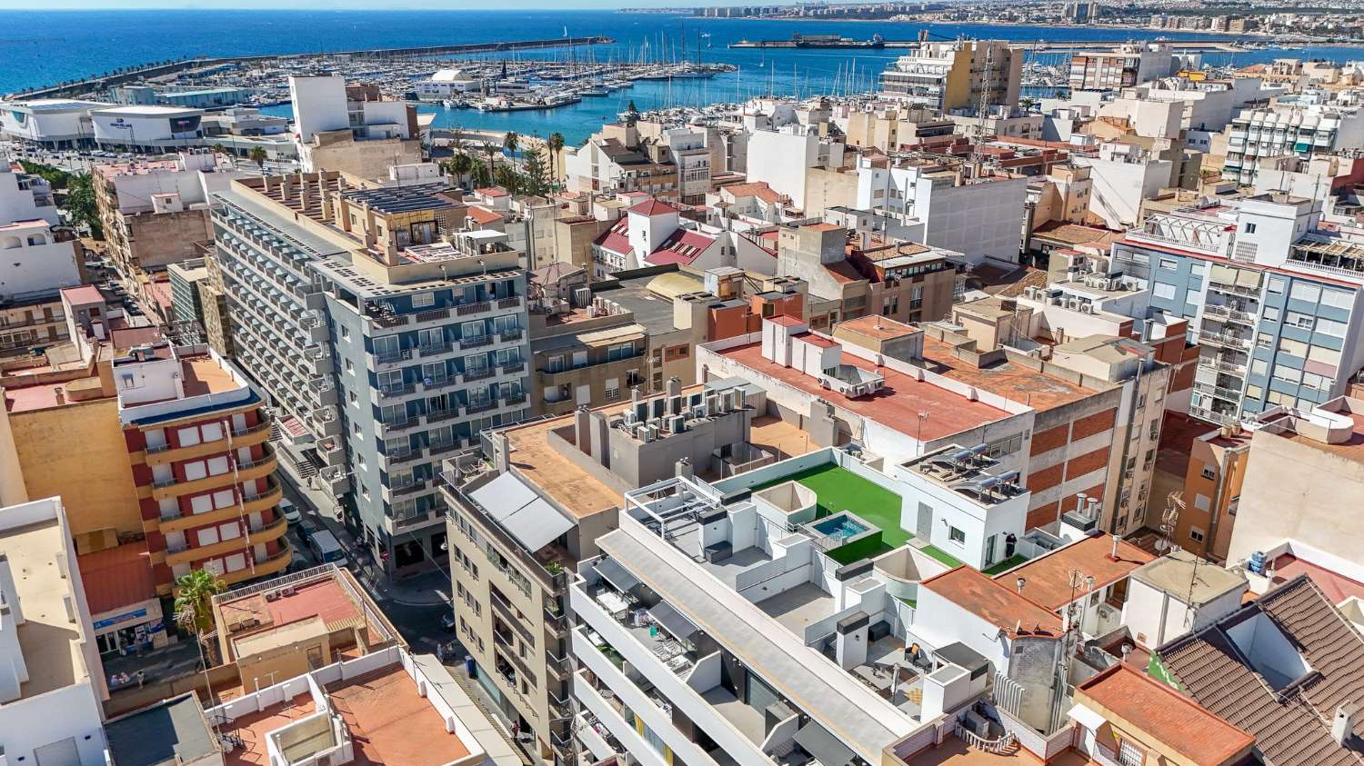 NYBYGGET PENTHOUSE MED PRIVAT SOLARIUM, SAUNA OG GARAGE I CENTRUM AF TORREVIEJA