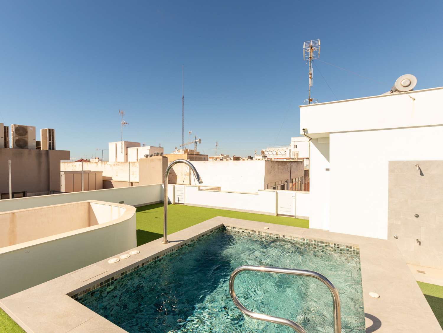 NYBYGGET PENTHOUSE MED PRIVAT SOLARIUM, SAUNA OG GARAGE I CENTRUM AF TORREVIEJA