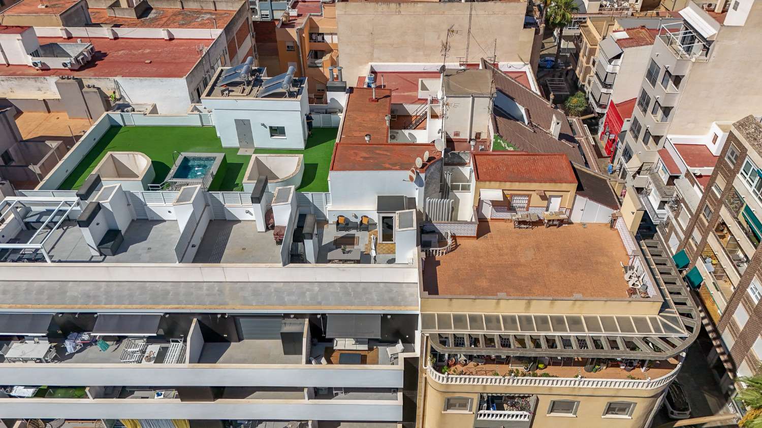 NYBYGGET PENTHOUSE MED PRIVAT SOLARIUM, SAUNA OG GARAGE I CENTRUM AF TORREVIEJA