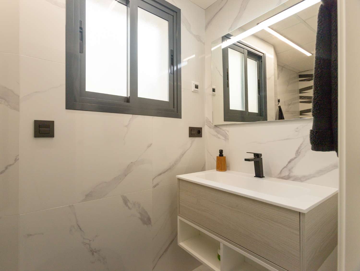 NYBYGGET PENTHOUSE MED PRIVAT SOLARIUM, SAUNA OG GARAGE I CENTRUM AF TORREVIEJA