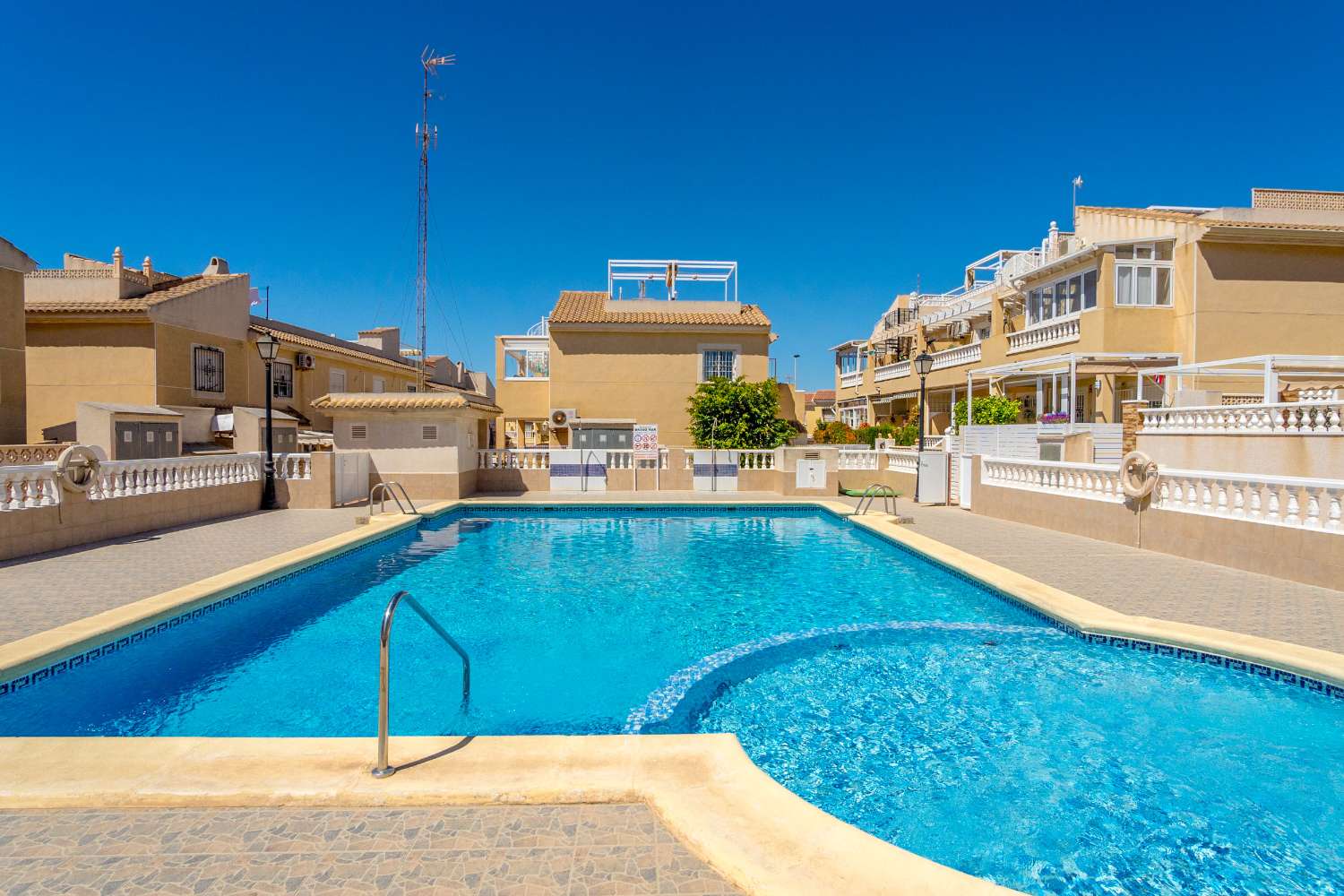ADOSADO DE 2 DORMITORIOS CON SOLÁRIUM PRIVADO Y PISCINA COMUNITARIA EN BRAVOMAR VII