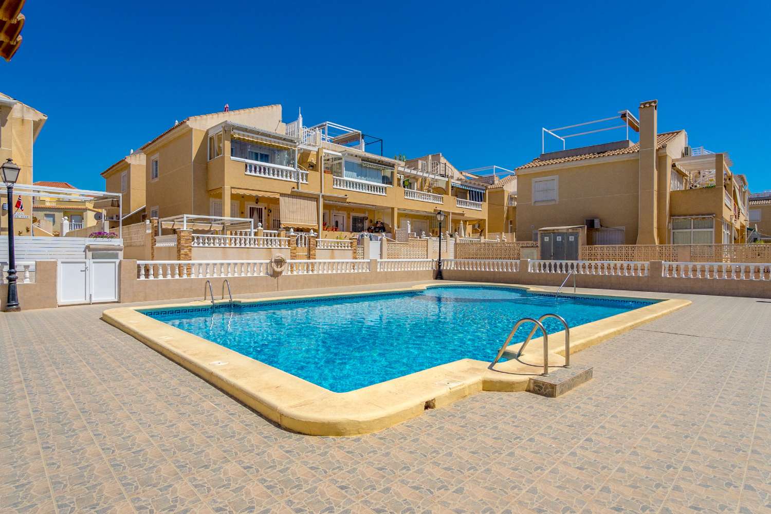 ADOSADO DE 2 DORMITORIOS CON SOLÁRIUM PRIVADO Y PISCINA COMUNITARIA EN BRAVOMAR VII