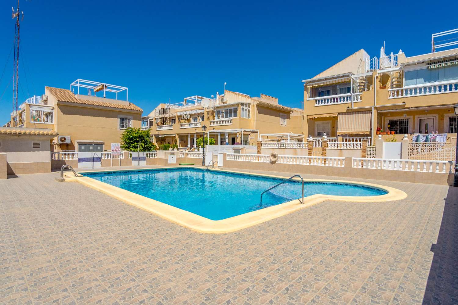 ADOSADO DE 2 DORMITORIOS CON SOLÁRIUM PRIVADO Y PISCINA COMUNITARIA EN BRAVOMAR VII